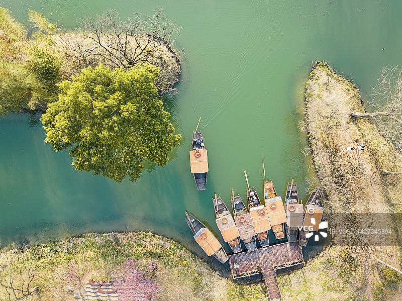 西溪湿地的摇橹船下班了图片素材