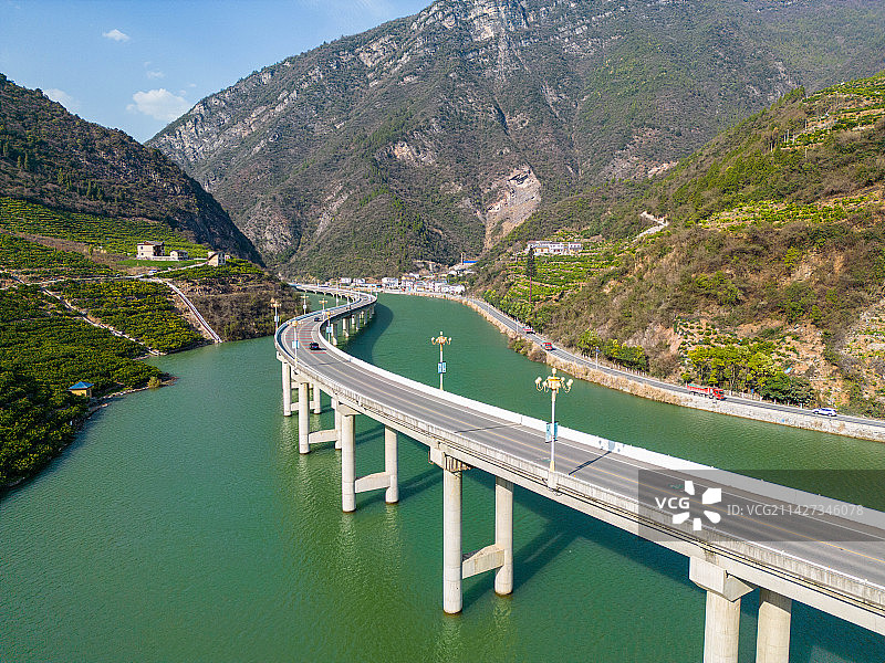 湖北省兴山县的最美水上公路图片素材