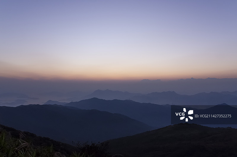 香港大帽山清晨云雾弥漫连绵群山图片素材