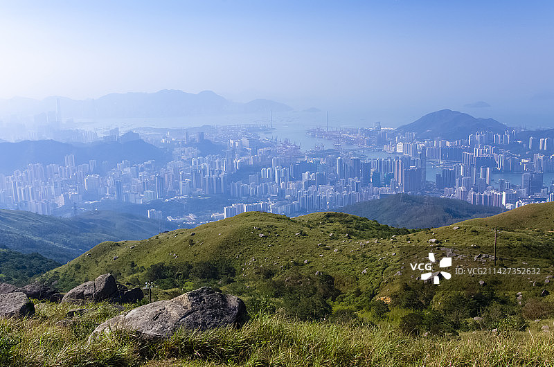 香港大帽山俯瞰海湾海港繁华城市建筑群图片素材