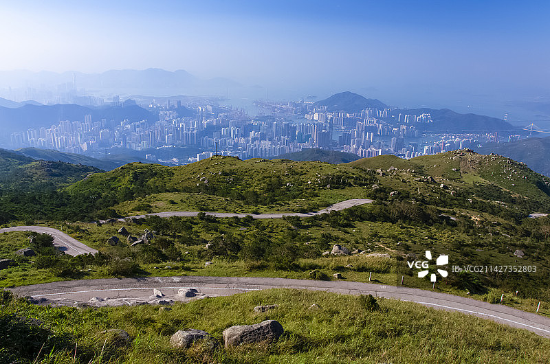 香港大帽山俯瞰香港海湾海港城市建筑图片素材