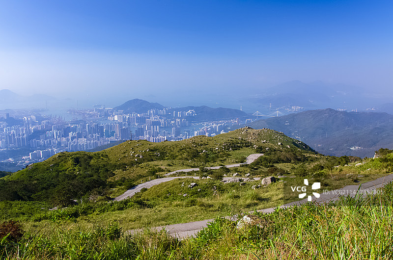 香港大帽山俯瞰香港海湾海港城市建筑图片素材