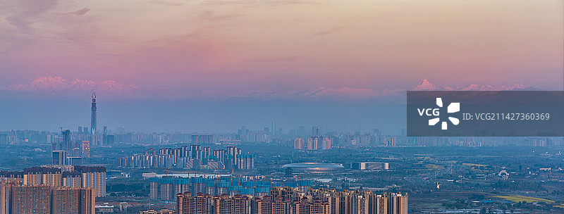 四川成都龙泉山遥望成都市区和西边雪山群图片素材