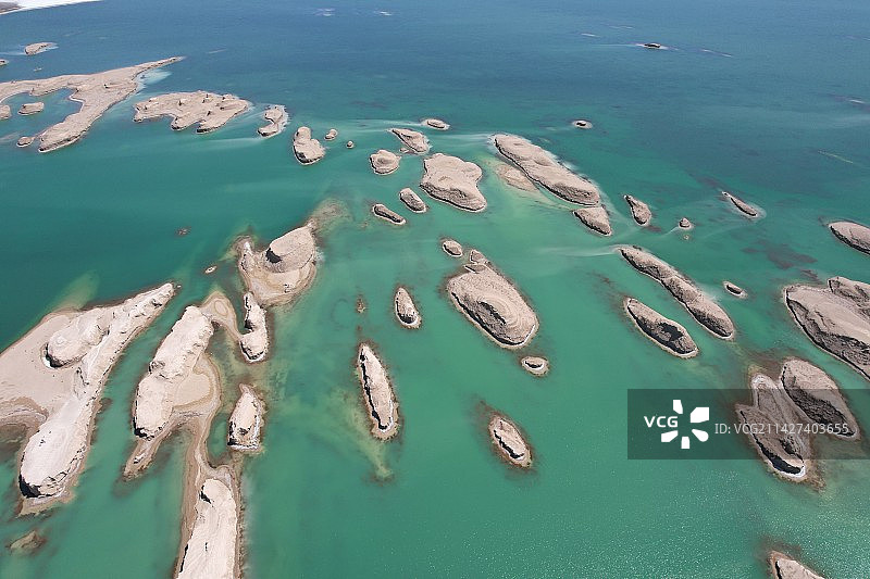 水上雅丹图片素材