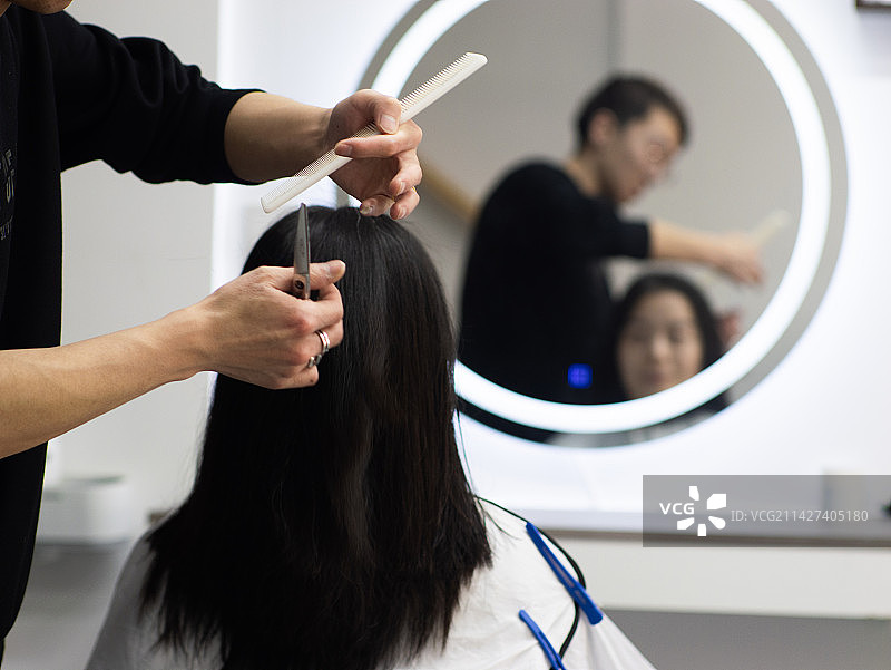 中国女性在理发店修剪头发图片素材
