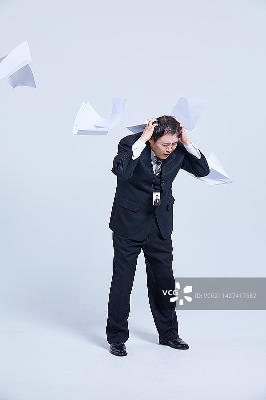 中年商务男士身穿西装图片素材