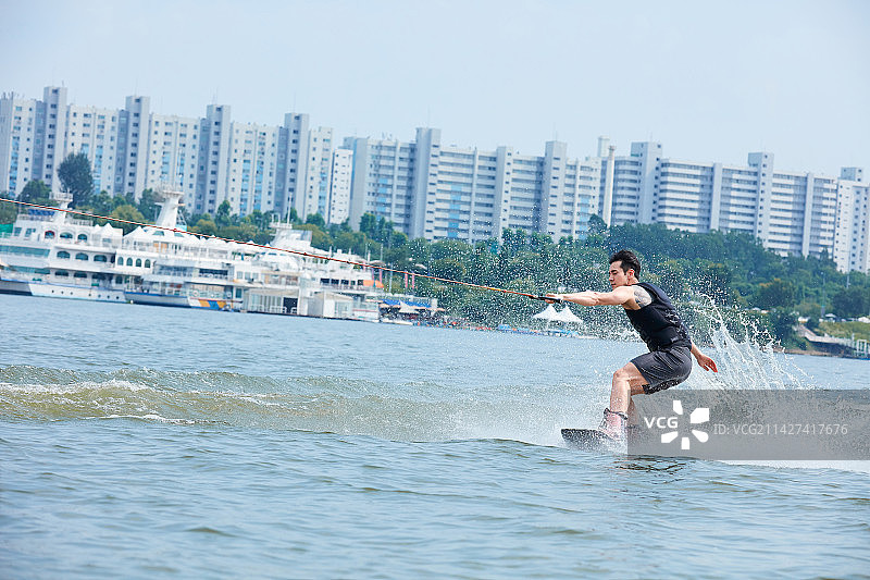 滑水：休闲活动、水上运动、冲浪板、尾波滑水、水上运动器材、健康生活、乐趣图片素材