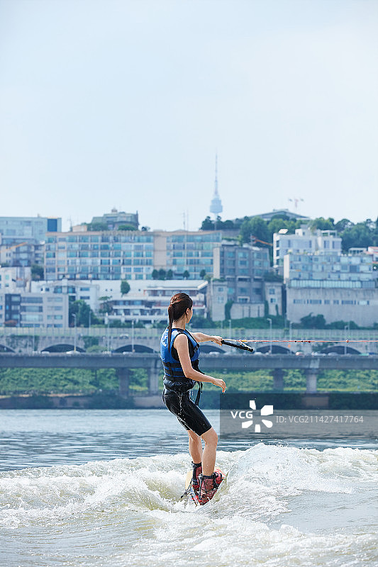 滑水：休闲活动、水上运动、冲浪板、尾波滑水、水上运动器材、健康生活、乐趣图片素材