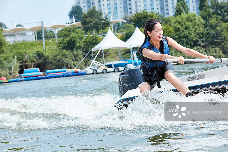 滑水：休闲活动、水上运动、冲浪板、尾波滑水、水上运动器材、健康生活、乐趣图片素材