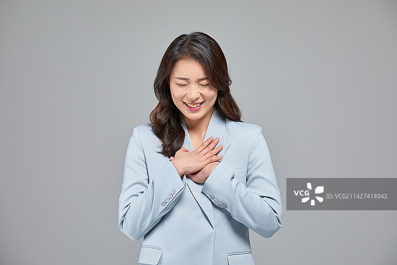 微笑的职业女性，缓解压力图片素材