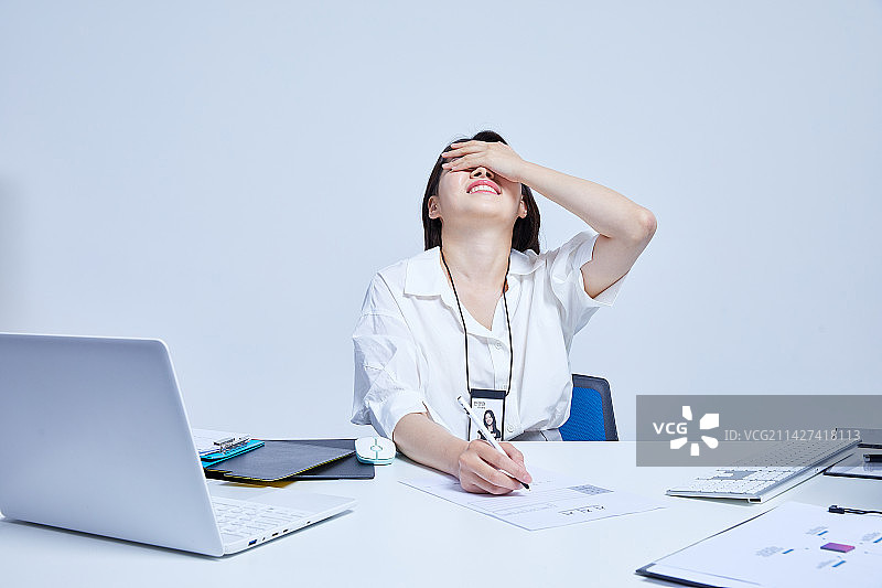 辞职信，辞职，商人，白领，倦怠综合征，压力，疲劳，Z世代图片素材