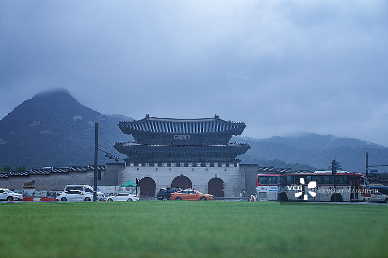 韩国光化门雨季上班路上的积水图片素材