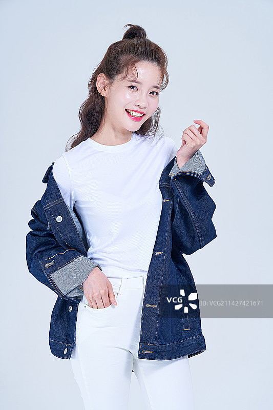 时尚：潮流日常穿搭，秋季牛仔夹克图片素材