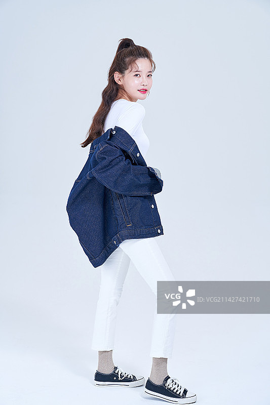 时尚：潮流日常穿搭，秋季牛仔夹克图片素材