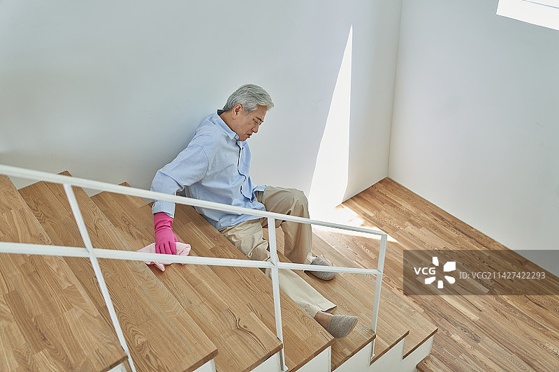 老年人清洁楼梯图片素材