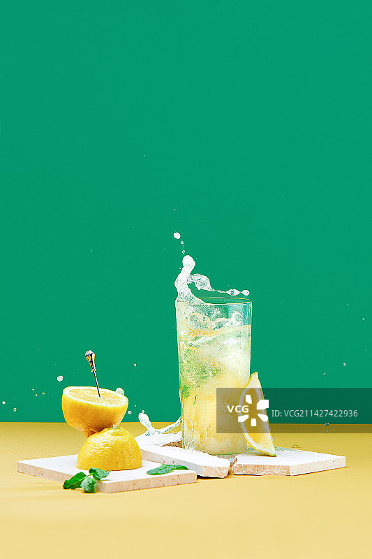 长饮杯、烈酒、鸡尾酒、奎宁水、食物和饮料图片素材