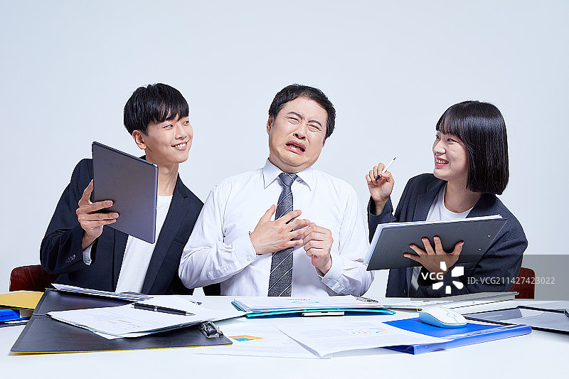 MZ世代、工作、商业、商人、白领、压力、逆境、奋斗、个性、疲劳、倦怠综合征、面部表情、女商人、中年、经理、多人[3-5]、痛苦图片素材