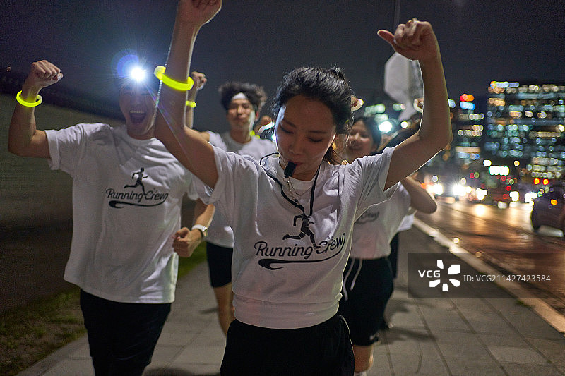 韩国夜跑：健康生活方式图片素材