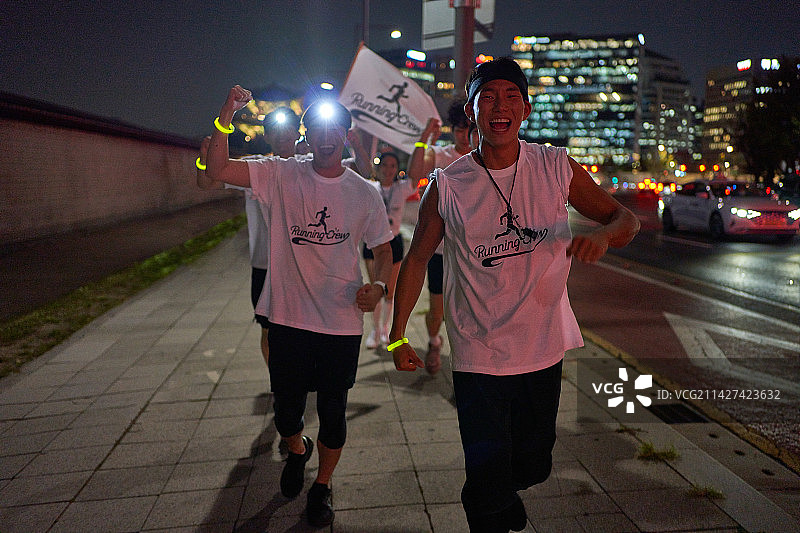 韩国夜跑：健康生活方式图片素材