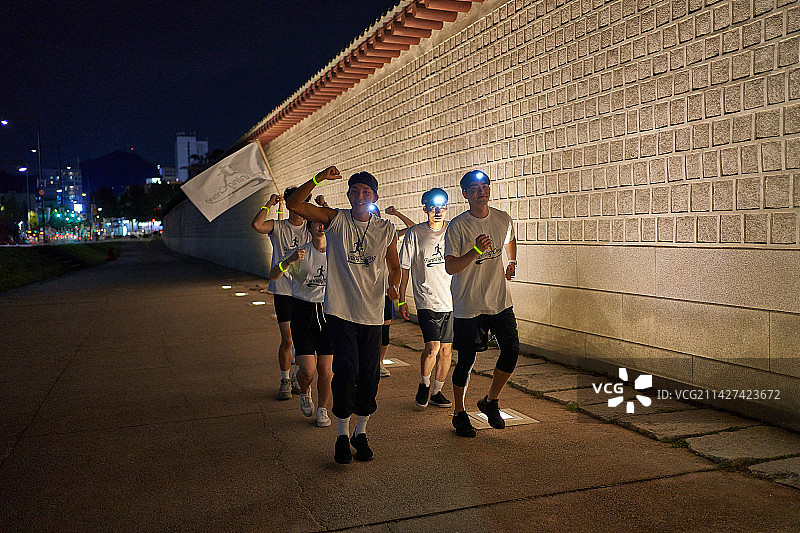 韩国夜跑：健康生活方式图片素材
