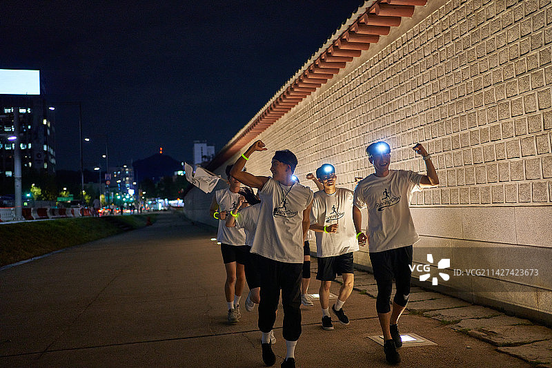 韩国夜跑：健康生活方式图片素材