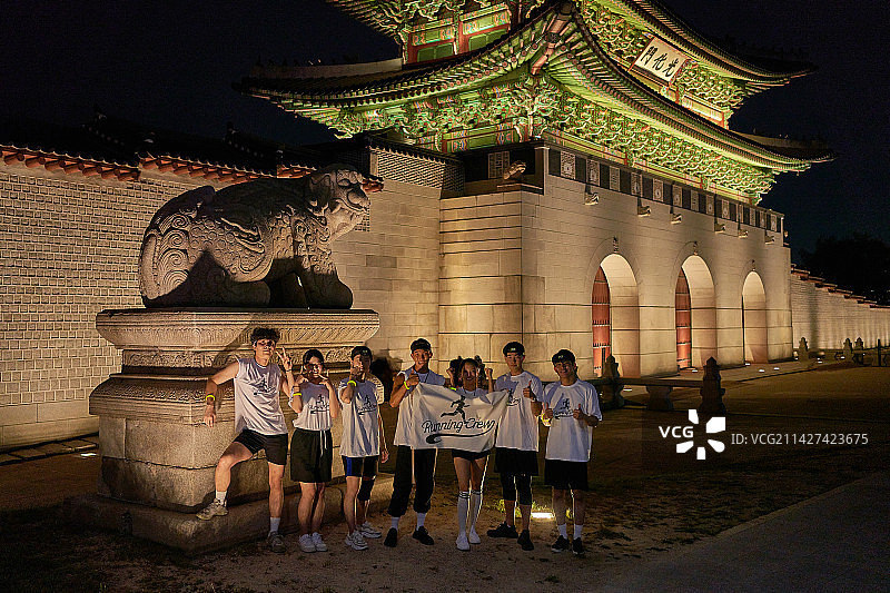 韩国夜跑：健康生活方式图片素材