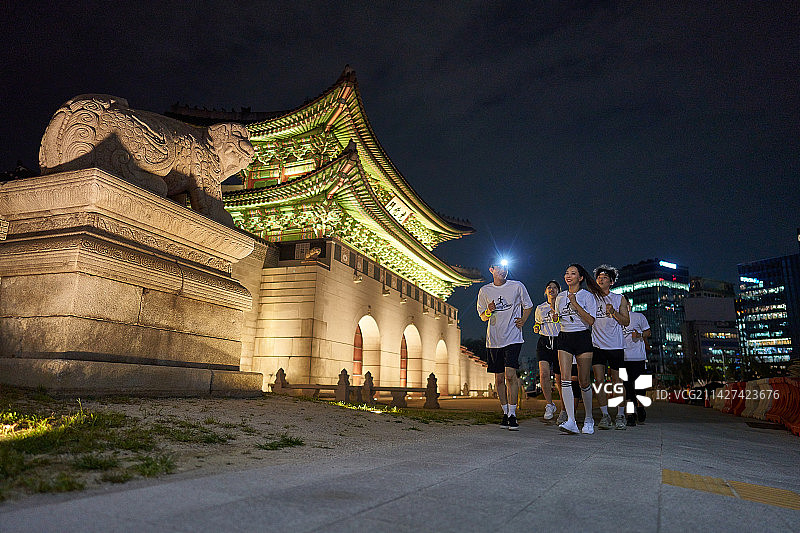 韩国夜跑：健康生活方式图片素材