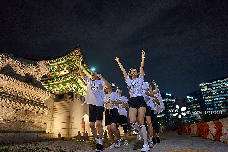 韩国夜跑：健康生活方式图片素材