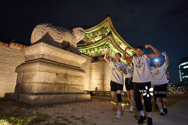 韩国夜跑：健康生活方式图片素材
