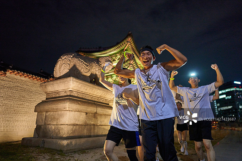 韩国夜跑：健康生活方式图片素材