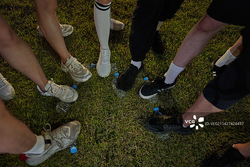 韩国男子跑步、慢跑、关注健康、活力能量、垃圾分类回收图片素材