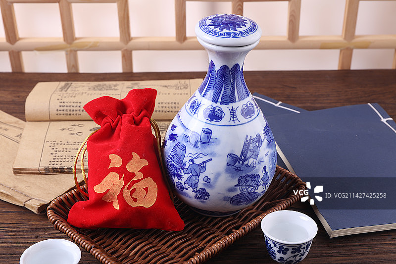 中国白酒和青花瓷酒瓶素材图片图片素材