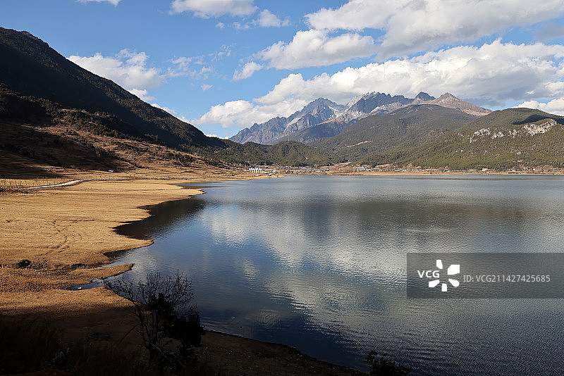 丽江文海和玉龙雪山图片素材