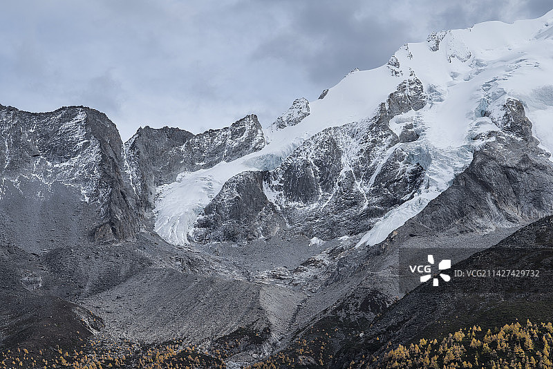 四川甘孜州小金县雅拉雪山自然风光图片素材