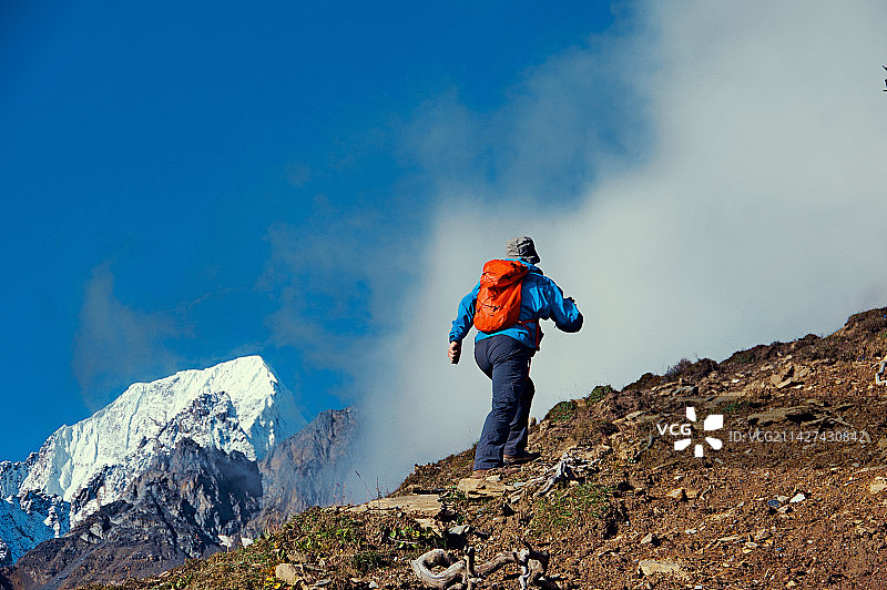 攀登高峰图片素材