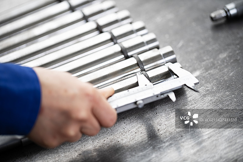 工程师用游标卡尺测量加工件图片素材