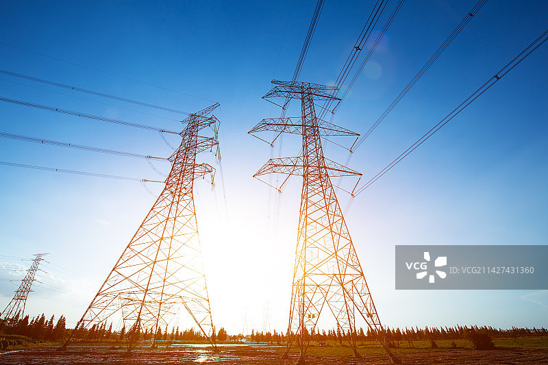 夕阳下变电站高压电线和电塔图片素材