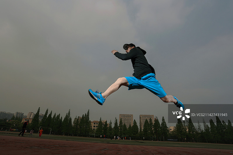 跳在空中的男性图片素材