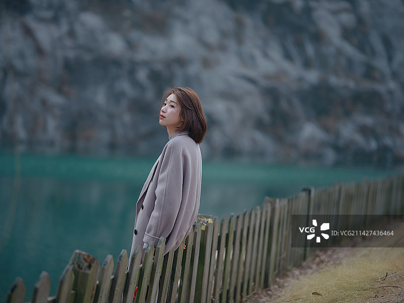 听音乐的女生图片素材