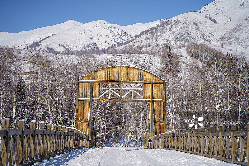 新疆阿勒泰禾木村晴朗冬日无人的禾木桥图片素材