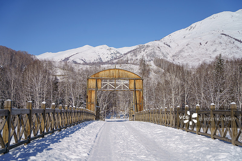 新疆阿勒泰禾木村晴朗冬日无人的禾木桥图片素材