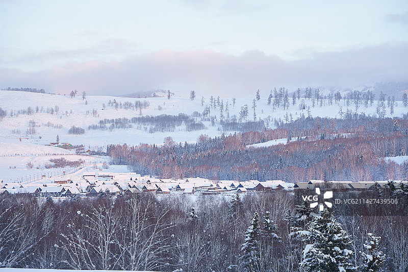 新疆阿勒泰禾木村冬日黄昏村庄全景图片素材