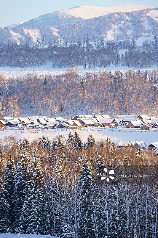 新疆阿勒泰禾木村冬日黄昏村庄全景图片素材