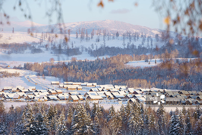 新疆阿勒泰禾木村冬日黄昏村庄全景图片素材