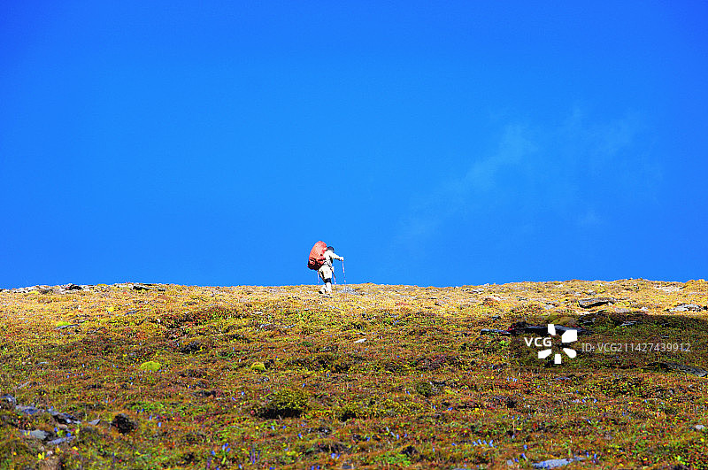 行走山脊图片素材