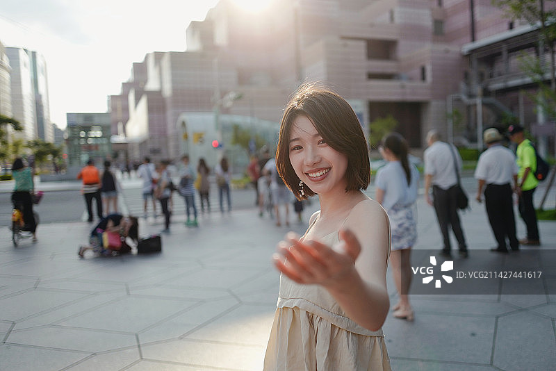 女孩朝镜头伸手图片素材