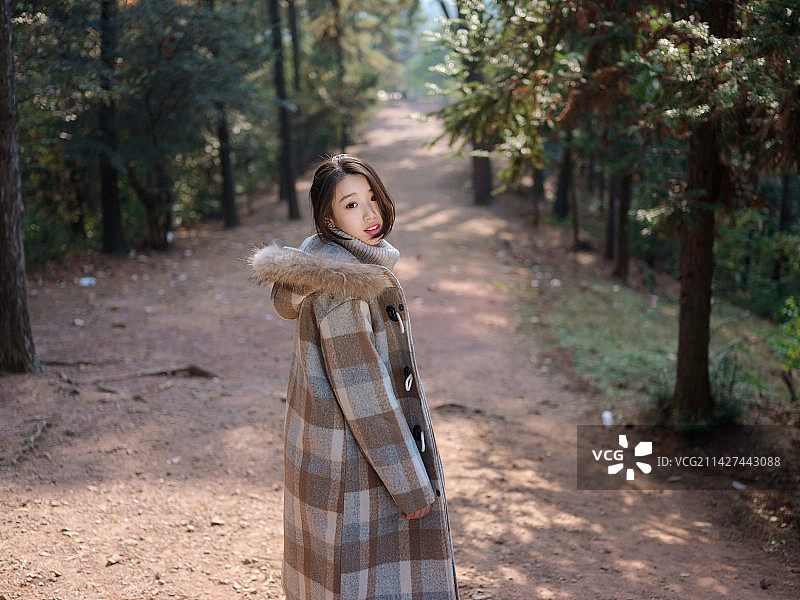 森林湖边秋游女性图片素材