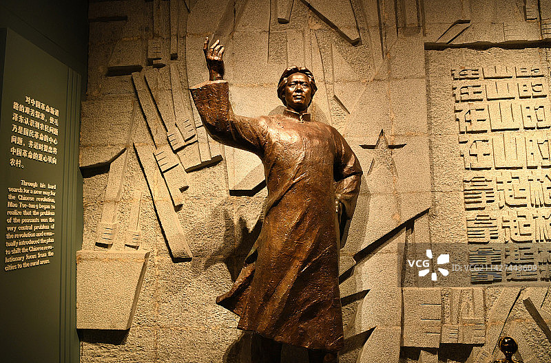 江西吉安井冈山革命博物馆毛泽东雕像图片素材