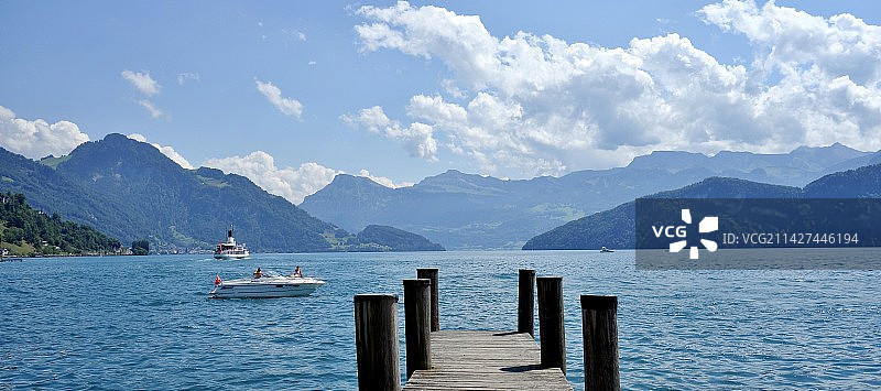 欧洲湖边码头和游船图片素材