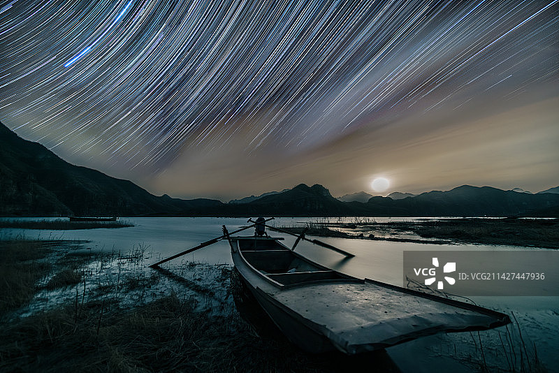 星空星轨下易水湖畔的渔船图片素材